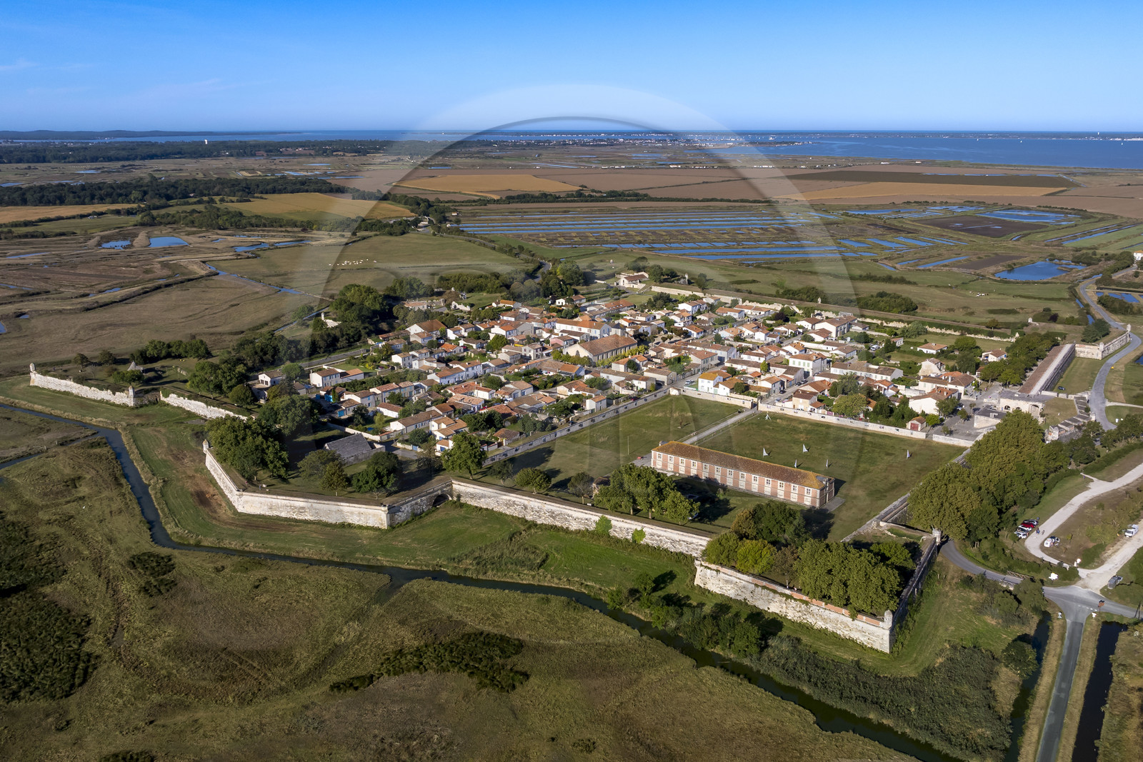 France, Charente-Maritime (17), Saintonge, Marennes-Hiers-Brouage, citadelle de Brouage, labellisé Les Plus Beaux Villages de France, les remparts batis de 1630 à 1640 dessinent un carré de 400m de côté et sont défendus par 7 bastions munis d'échauguettes (vue aérienne)