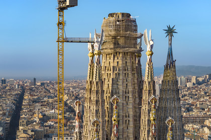 Spain, Catalonia, Barcelona, Eixample district, Sagrada Familia basilica by Catalan modernist architect Antoni Gaudi, listed as a UNESCO World Heritage Site, bell towers topped with pinnacles surrounding the central ciborium and the future central tower (Tower of Jesus Christ)(Tour de Jesus), la tour de Marie avec l'étoile de la vierge lumineuse est sur la droite