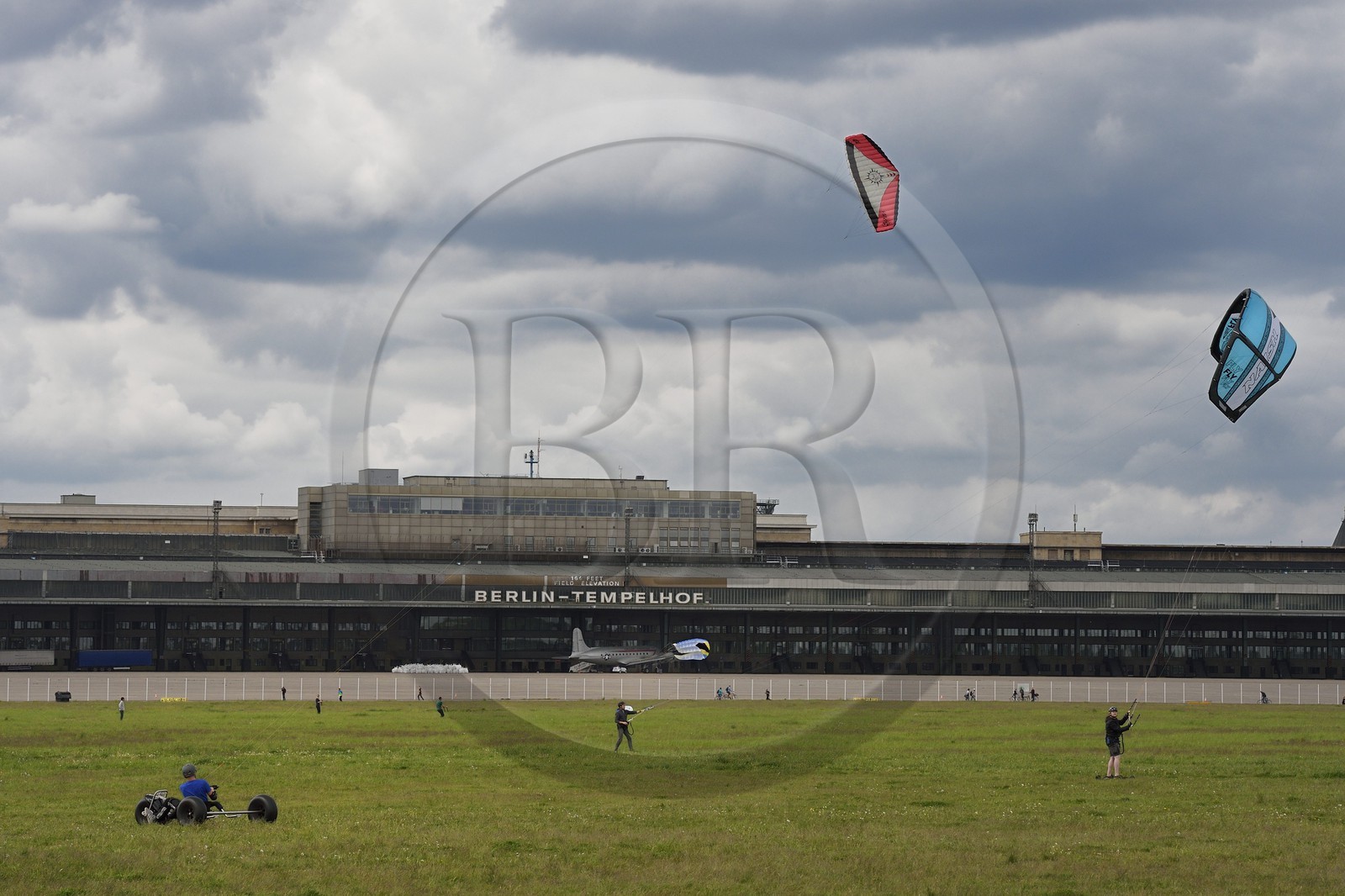 Allemagne, Berlin, ancien aéroport international de Berlin-Tempelhof reconverti en immense parc, un lieu de rencontre pour les kite surfeurs, kite boarders et Country Buggy kiter