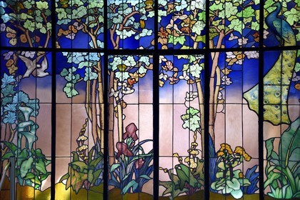 France, Meurthe-et-Moselle (54), Nancy, musée de l'Ecole de Nancy dans l'ancienne propriété d'Eugène Corbin, éléments centraux du vitrail de la véranda La Salle et Colombe et Paon vers 1904 de Jacques Gruber