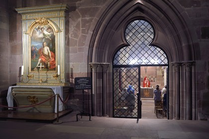 France, Bas-Rhin (67), Strasbourg, vieille ville classée au Patrimoine Mondial de l'UNESCO, la cathédrale Notre-Dame, office religieux dans la chapelle Saint-Jean-Baptiste, messe quotidienne de 7h30