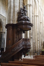 France, Var (83), Provence Verte, Saint-Maximin-la-Sainte-Baume, basilique Sainte Madeleine, la chaire dans la nef