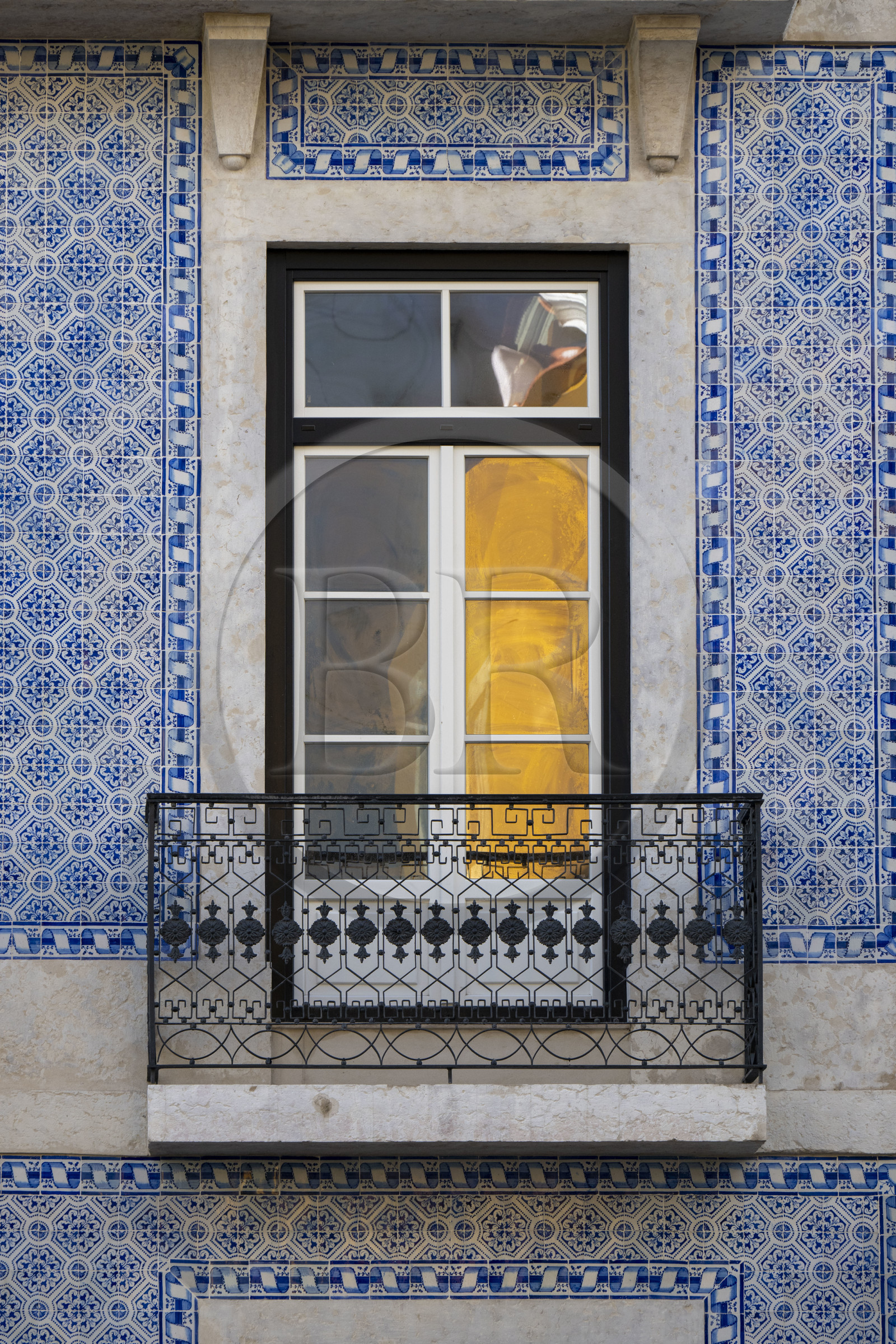 Portugal, Lisbonne, quartier du Miradouro de Santa Catarina dans les hauteurs du quartier de Bica, facade de maison couverte d'azulejos