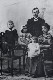 France, Alpes-de-Haute-Provence (04), vallée de l'Ubaye, Jausiers,  Villa mexicaine connue sous le nom de Villa San Carlos, Eugène Fortoul qui émigra au Mexique au début du XXème siècle et sa famille