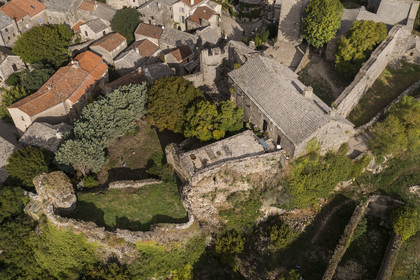 France, Aveyron (12), Causses et les Cévennes, paysage culturel de l'agro-pastoralisme méditerranéen, classés Patrimoine Mondial de l'UNESCO, La Couvertoirade, labellisé Les Plus Beaux Villages de France, village fortifié sur le plateau du Larzac, le chateau construit par les Templiers (vue aérienne)