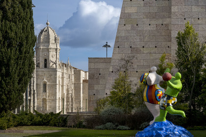 Portugal, Lisbonne, Bélem, le Centre Culturel de Belém MAC CCB, Les Baigneuses (1985) de l'artiste Niki de Saint-Phalle et le Monastere des Hiéronymites (Mosteiro dos Jerónimos), classé Patrimoine Mondial de l'UNESCO, en arrière plan