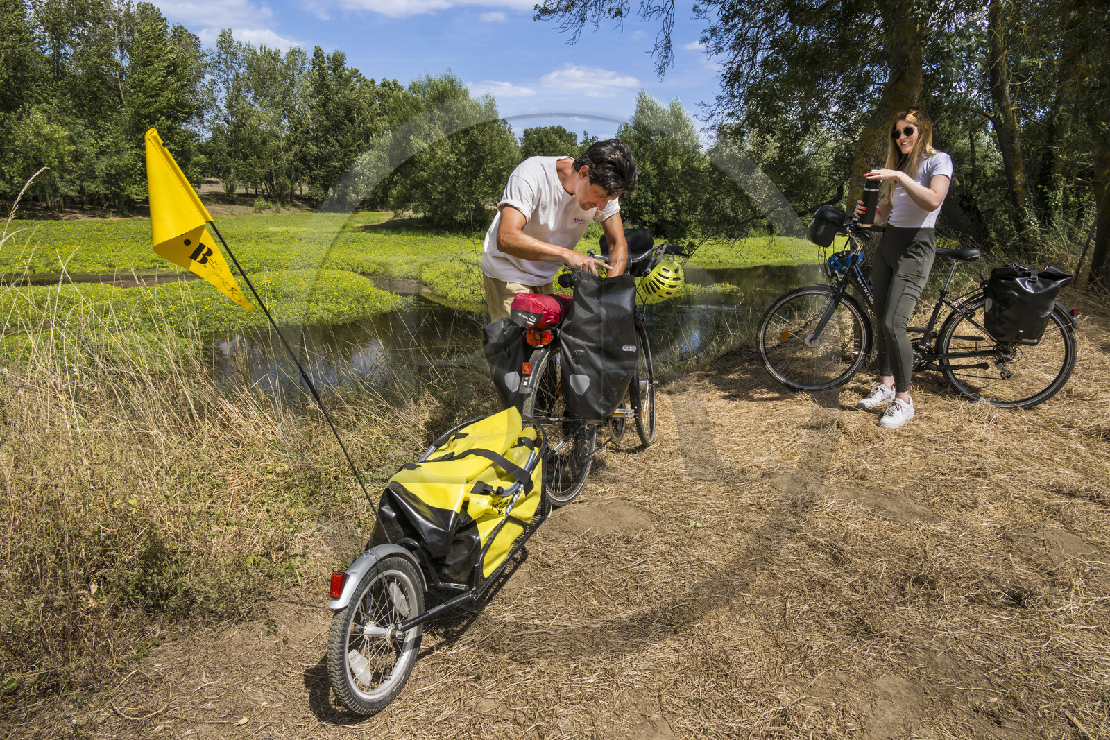 France, Maine-et-Loire (49), vallée de la Loire classée au Patrimoine Mondial par l'UNESCO, Dampierre à l'Est de Saumur, randonnée à bicyclette le long des berges de la Loire sur la piste cyclable La Loire à Vélo, vélo avec une remorque transportant le matériel de camping