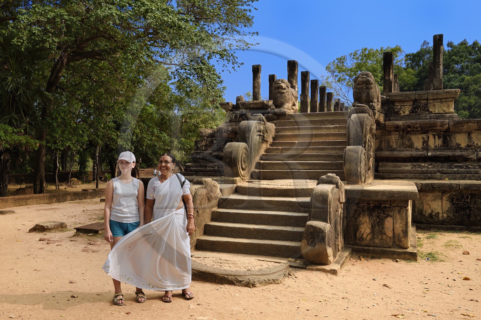 Sri Lanka, province du Centre-Nord, Polonnaruwa, l'ancienne capital du pays (XIe au XIIIe siècle) est classée au Patrimoine Mondial de l'UNESCO, Chambre du Conseil (Raja Sabahawa) datant du XIIe siècle, Eva et une touriste indienne