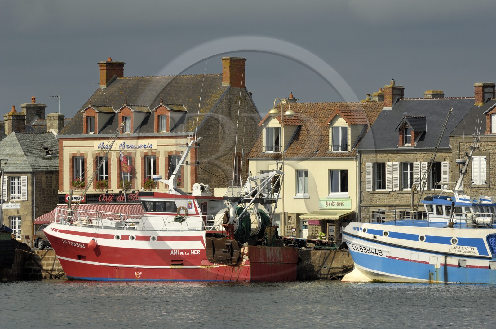 France, Manche (50), Val de Saire, port de Barfleur à marée haute, labellisé Les Plus Beaux Villages de France