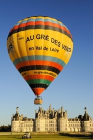 France, Loir et Cher (41), Vallée de la Loire classée Patrimoine Mondial de l' UNESCO, château de Chambord, montgolfières au décollage