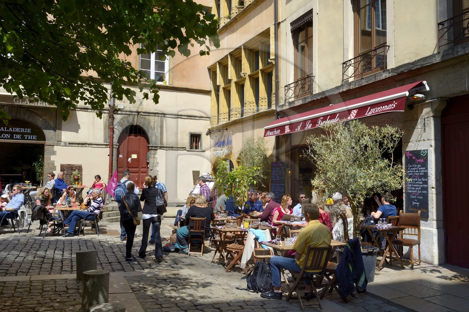 France, Rhône (69), Lyon, site historique classé Patrimoine Mondial de l'UNESCO, quartier de Saint-Paul dans le Vieux Lyon, place du Gouvernement et ses bouchons lyonnais