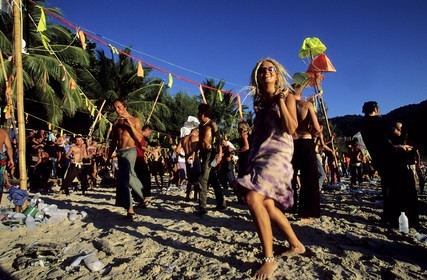 Thaïlande, Archipel îles Samui, Full Moon Party sur l' île de Koh Pha-Ngan, lever du soleil sur la plage de Had Rin
