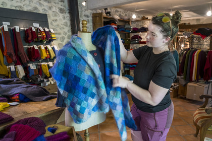 France, Drôme (26), parc naturel régional des Baronnies provençales, Saint-Sauveur-Gouvernet, ferme Mohair du Moulin dans la vallée de l’Ennuye, élevage de chèvres angora, Isabelle Aubert dans sa boutique ferme