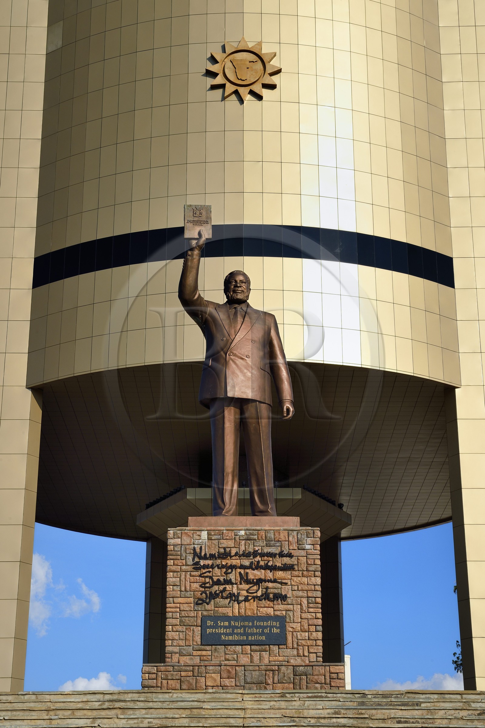 Namibie, région de Khomas, Windhoek, statue du Dr Sam Nujoma (président fondateur de la nation Namibienne) devant le Independence Memorial Museum construit par la Corée du Nord