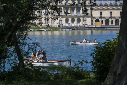 France, Seine-et-Marne (77), Fontainebleau, chateau de Fontainebleau, classé Patrimoine Mondial par l'UNESCO, amoureux en barque sur l'étang des carpes