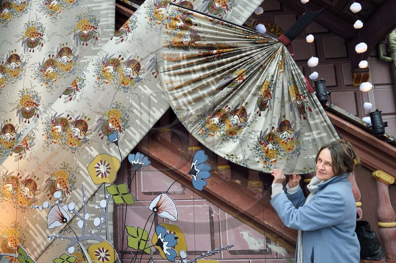 France, Haut-Rhin (68), Mulhouse, Hotel de ville, Marie-Jo Gebel créatrice de l'étoffe de Noël officielle de la ville de Mulhouse, ici celle de 2021