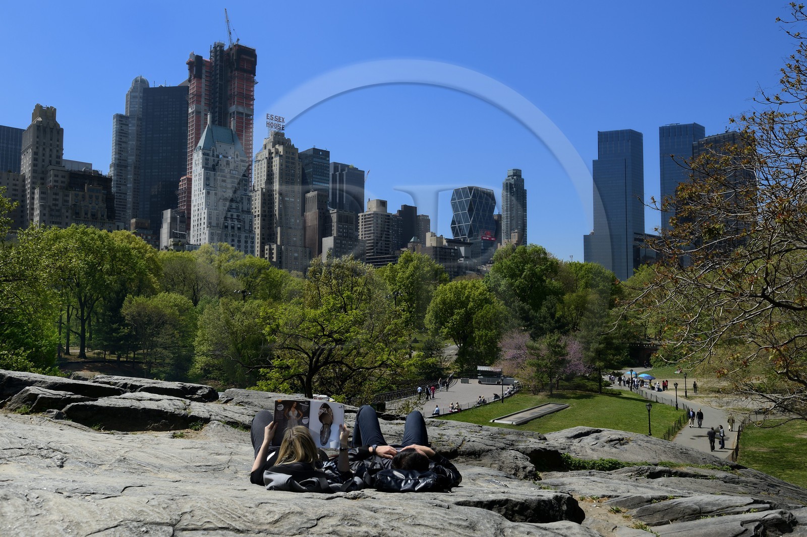 Etats-Unis, New York, Manhattan, Central Park, les rochers près du Pond, les immeubles de Midtown et le Time Warner Center (sur la droite) en arrière plan