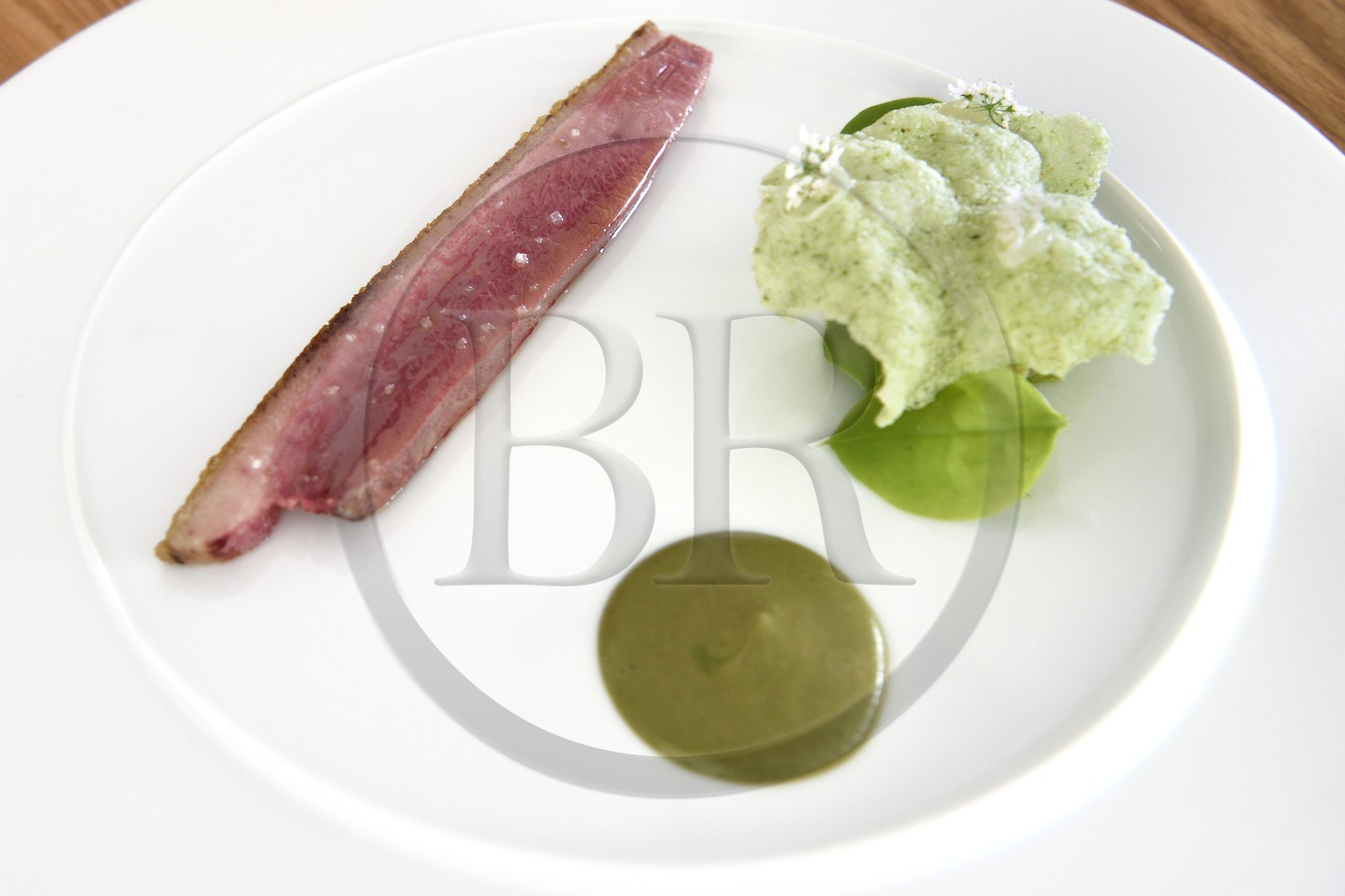 France, Alpes-Maritimes (06), Menton, Restaurant Le Mirazur du Chef doublement étoilé Michelin Mauro Colagreco, Canard de Challans au sang