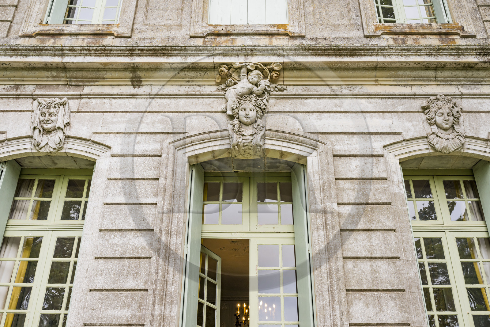 France, Hérault (34), Lavérune, Chateau de l'Engarran, hotel particulier de la deuxième moitié du XVIIIème siècle appelée folie montpelliéraine, les trois ages de la vie sur les mascarons au dessus des fenêtres