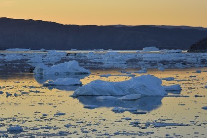 Groenland, cote ouest, baie de Disko, icebergs dans la baie de Quervain au crépuscule