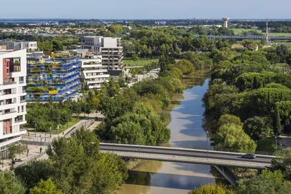 France, Hérault (34), Montpellier, quartier Richter, les rives du Lez, la résidence Koh-I-Noor conçu par l'architecte Bernard Bühler (avec les balcons bleus)