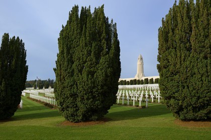 France, Meuse (55), Douaumont, bataille de Verdun, ossuaire de Douaumont, tombes de soldats alignées devant la tour surplombant la nécropole nationale