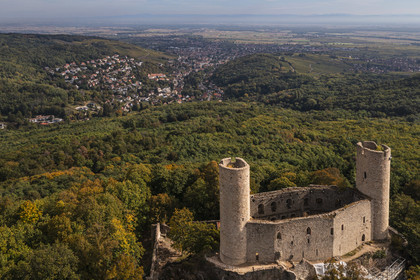 France, Bas-Rhin (67), Route des vins d'Alsace, Andlau, le chateau d'Andlau (Haut-Andlau) et le village de Barr en arrière plan (vue aérienne)