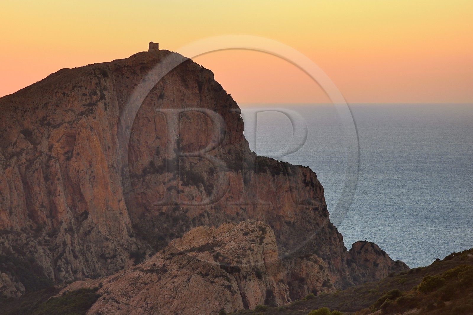 France, Corse-du-Sud (2A), Golfe de Porto, classé Patrimoine Mondial de l'UNESCO, le Capo Rosso et la Tour Génoise de Turghiu (Turghio) en arrière plan