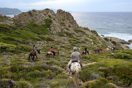 France, Haute Corse, Nebbio, Agriates Desert, Peraiola Cove, riders on the North-East of Ostriconi beach on the Punta di l’Acciolu (Acciola)