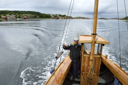 Sweden, Västra Götaland, Grebbestad, Everts Sjöbod (Evert's Boathouse) oyster farm, at sea with Lars Karlsson