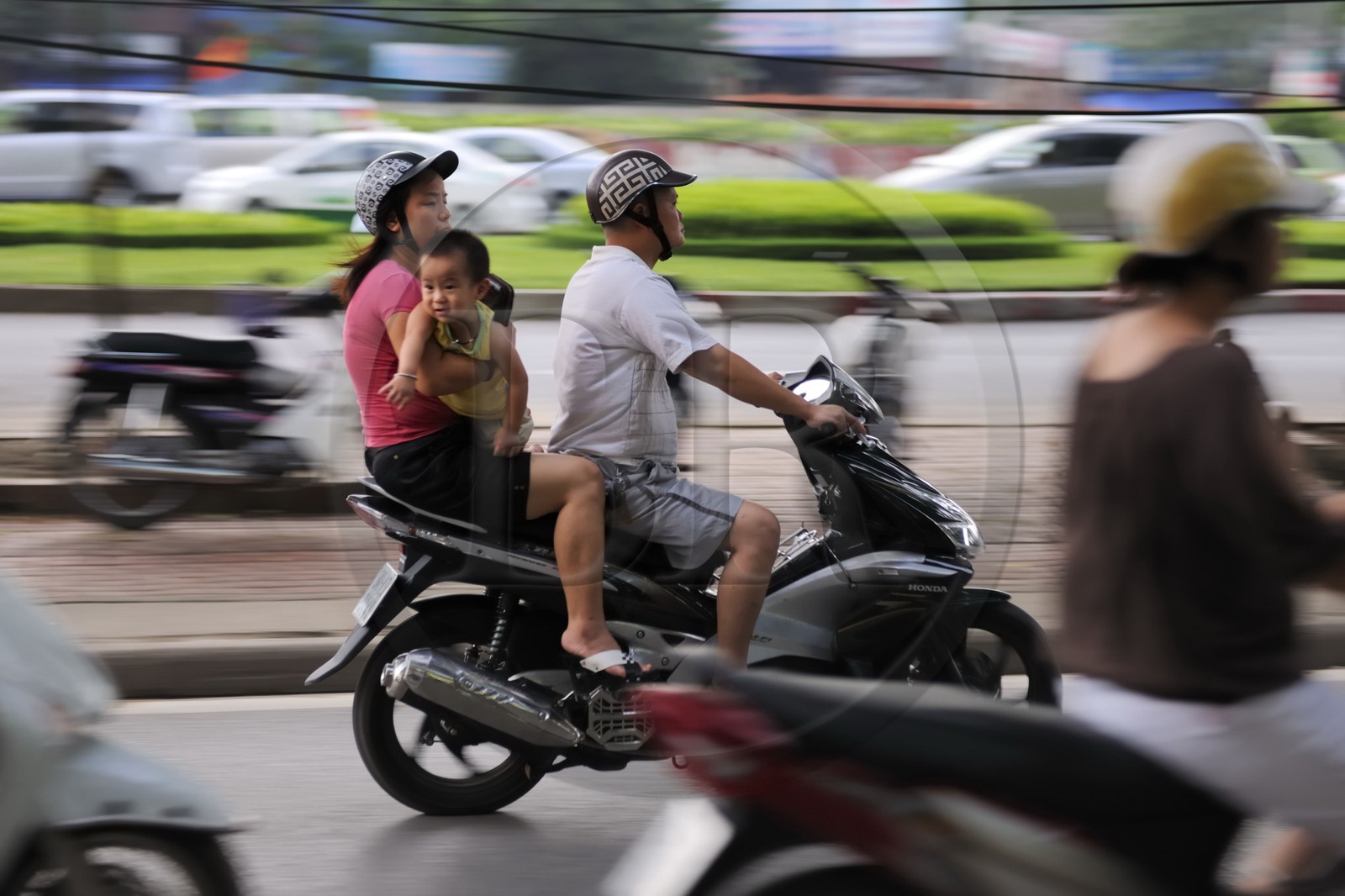 Vietnam, Hanoï, vieille ville, conduite risquée en famille sur une moto