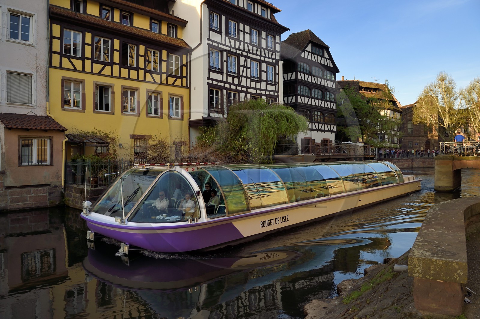 France, Bas-Rhin (67), Strasbourg, vieille ville classée au Patrimoine Mondial de l'UNESCO, quartier de la Petite France, bateau mouche passant le pont du Faisan sur un bras de l'Ill
