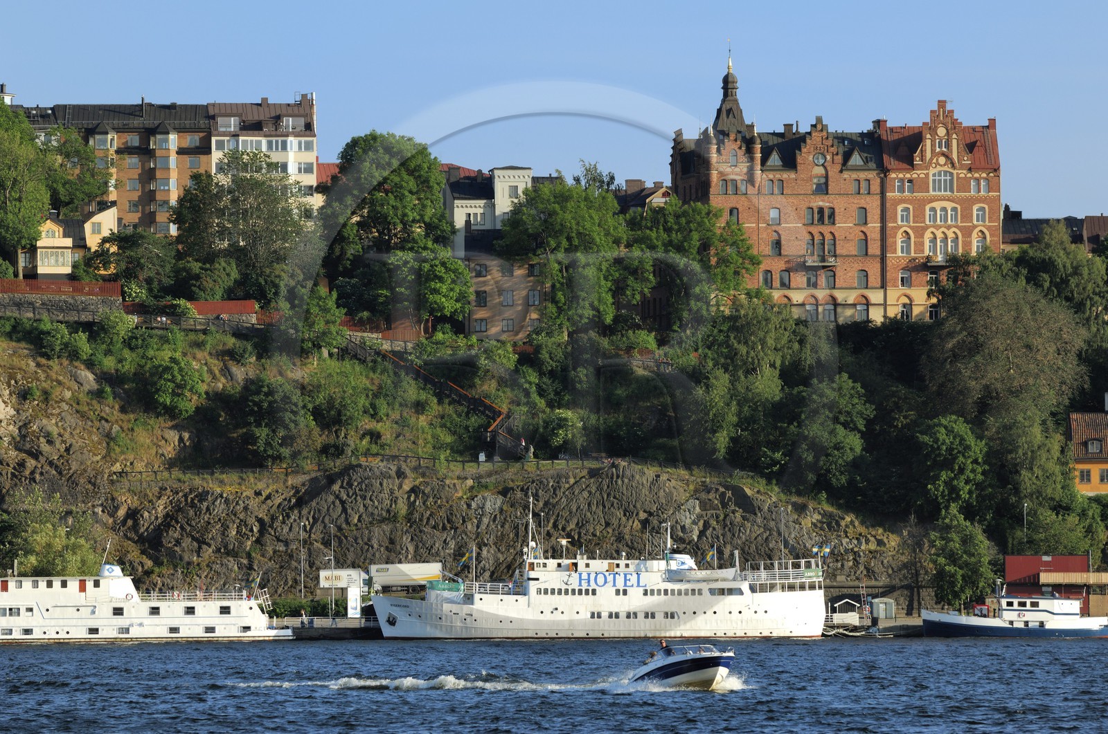 Suède, Stockholm, hotel bateau sur les quais en centre ville