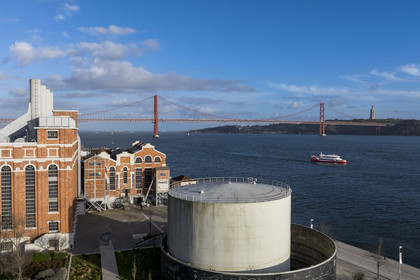 Portugal, Lisbonne, le MAAT (musée d'art, d'architecture et de technologie) installé aussi dans l'ancienne centrale électrique de Central Tejo et le pont du 25 de Abril sur le Tage en arrière plan (vue aérienne)