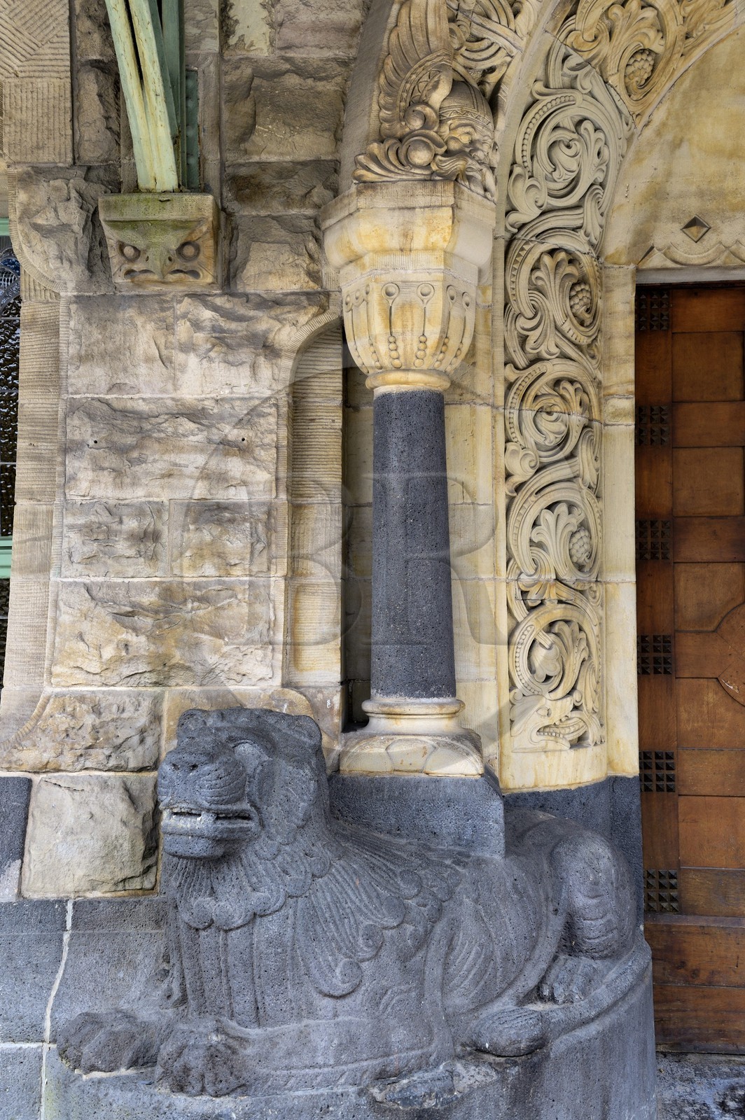 France, Moselle (57), Metz, quartier impérial, la gare de Metz, édifiée de 1905 à 1908 par l'architecte berlinois Jurgen Kruger est inscrite monument historique, frises aux motifs celtiques et lion de basalte