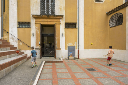 France, Alpes-Maritimes (06), Nice classée Patrimoine Mondial de l'UNESCO, le Vieux Nice, enfants jouant au football dans la cour de La Semeuse - Centre Culturel La Providence
