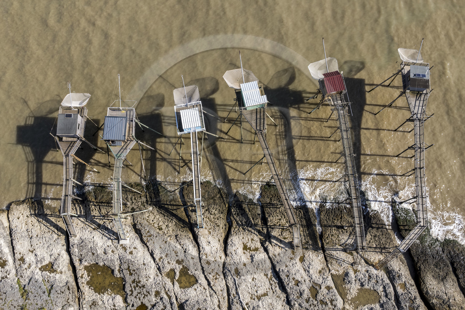 France, Charente-Maritime (17), région de Royan, Saint-Palais-sur-Mer, cabanes de pêche traditionnelle au carrelet à l'embouchure de l'estuaire de la Gironde