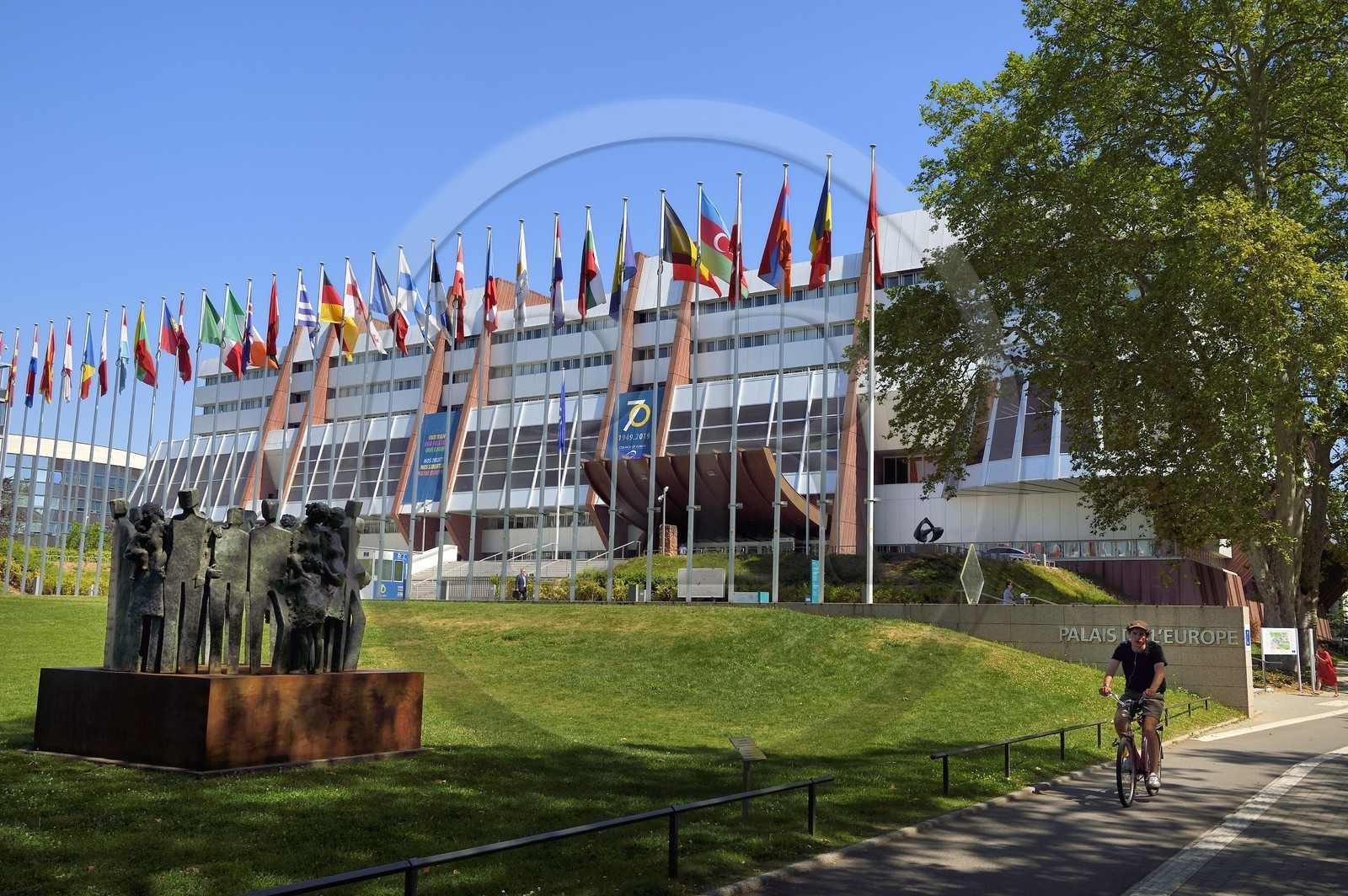 France, Bas-Rhin (67), Strasbourg, quartier européen, le palais de l'Europe avec les drapeaux des états membres, siège du Conseil de l'Europe