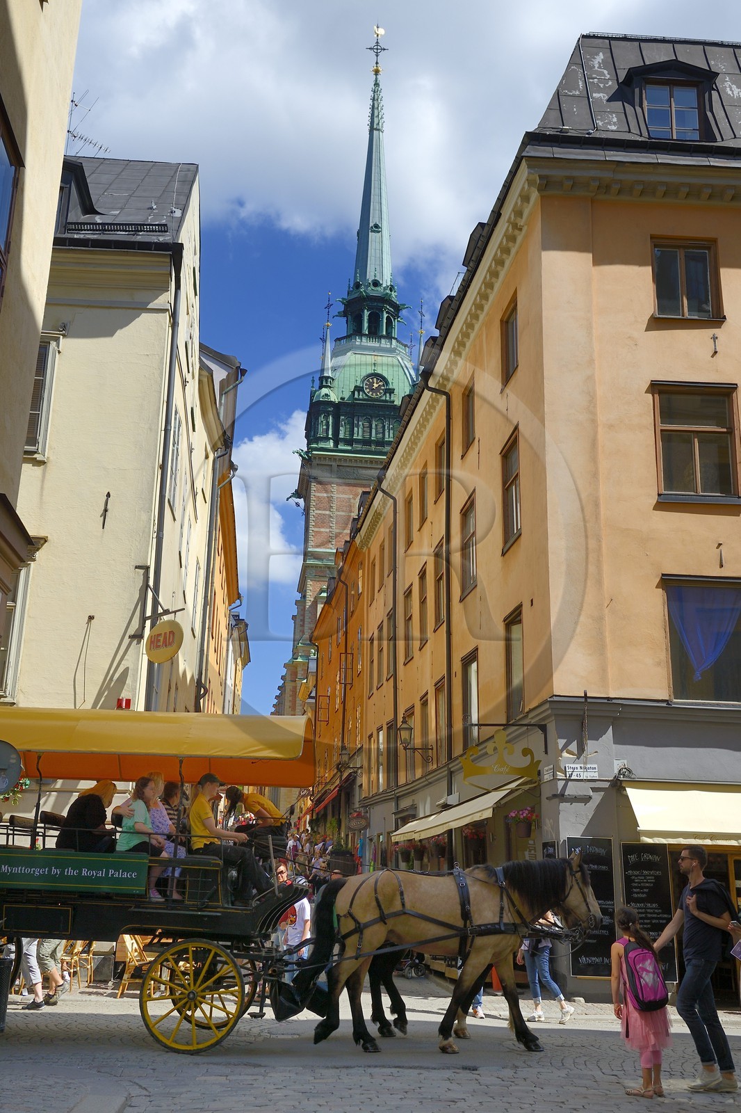 Sweden, Stockholm, old city on the island of Gamla stan, at the intersection of the Stora Nygatan and Tyska Brinken street with the German church (Tyska kyrkan) in the background