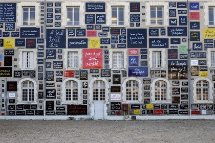 France, Loir et Cher (41), Blois, musée de l'Objet, façade réalisée par Ben