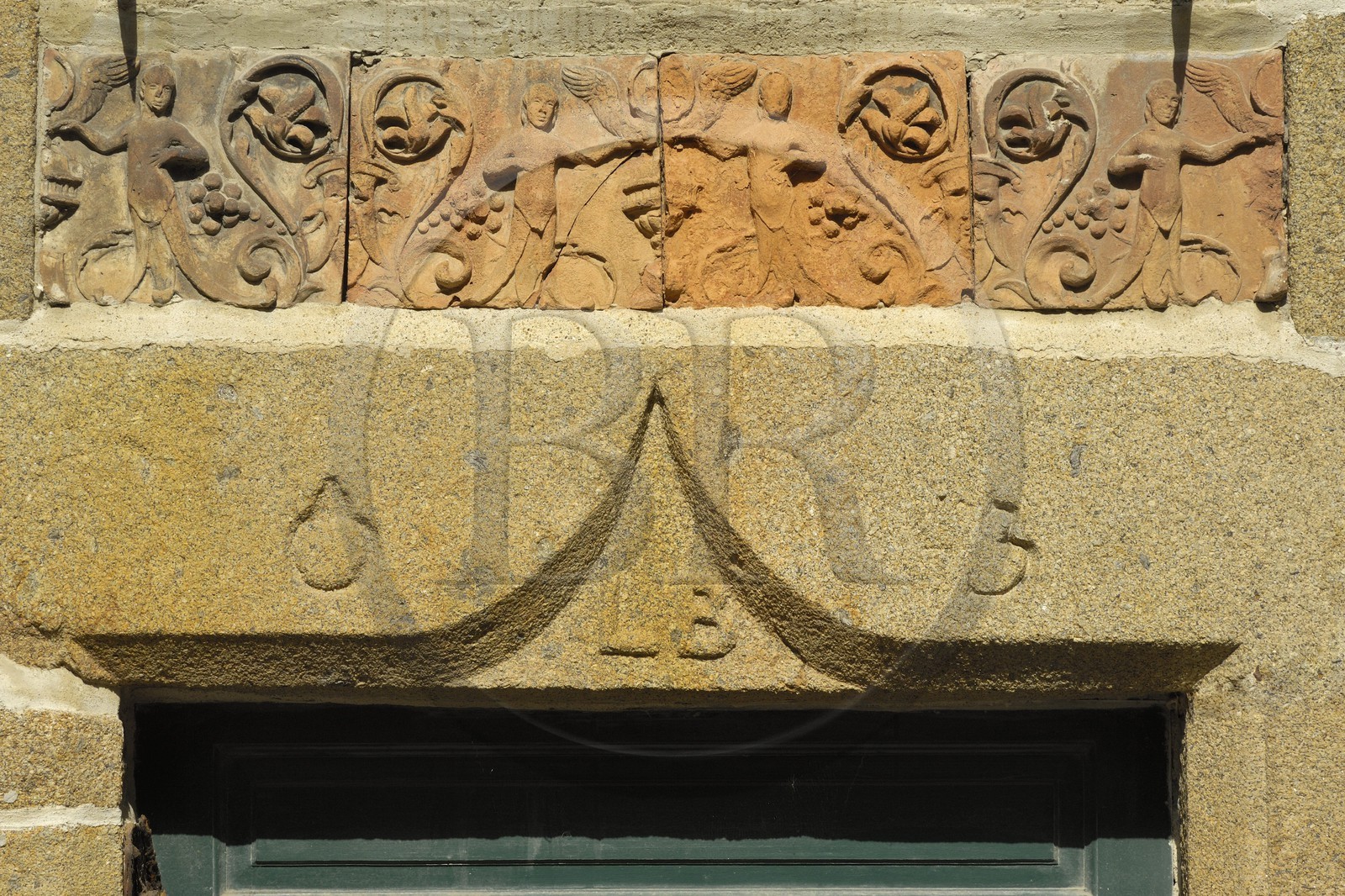 France, Manche (50), Granville, la Haute Ville, fronton d'une maison de la rue Saint-Jean