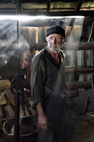 Géorgie, Kakheti, Parc national de Touchétie, bergerie vers le village de Bochorna, le berger Kako y fabrique son fromage de manière traditionelle et artisanale