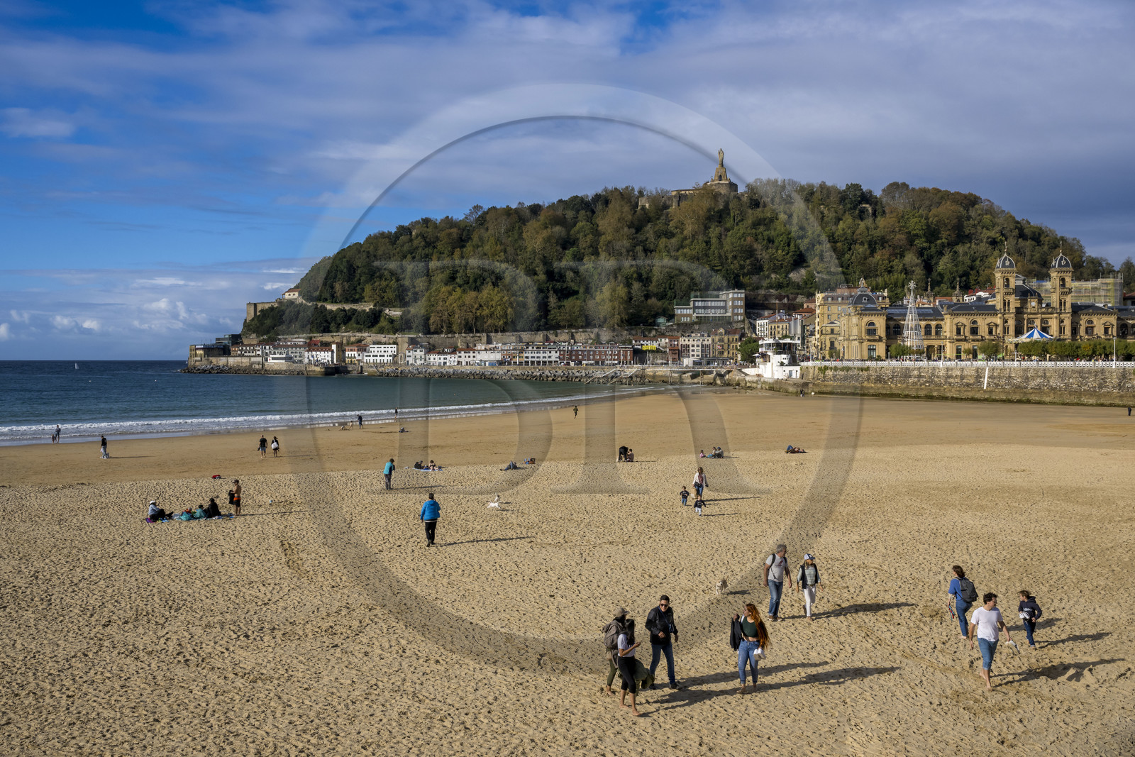 Espagne, province du Guipuscoa (Gipuzkoa), Saint-Sébastien (Donostia),  la plage de la Concha au pied du Mont Urgull et du chateau de La Mota