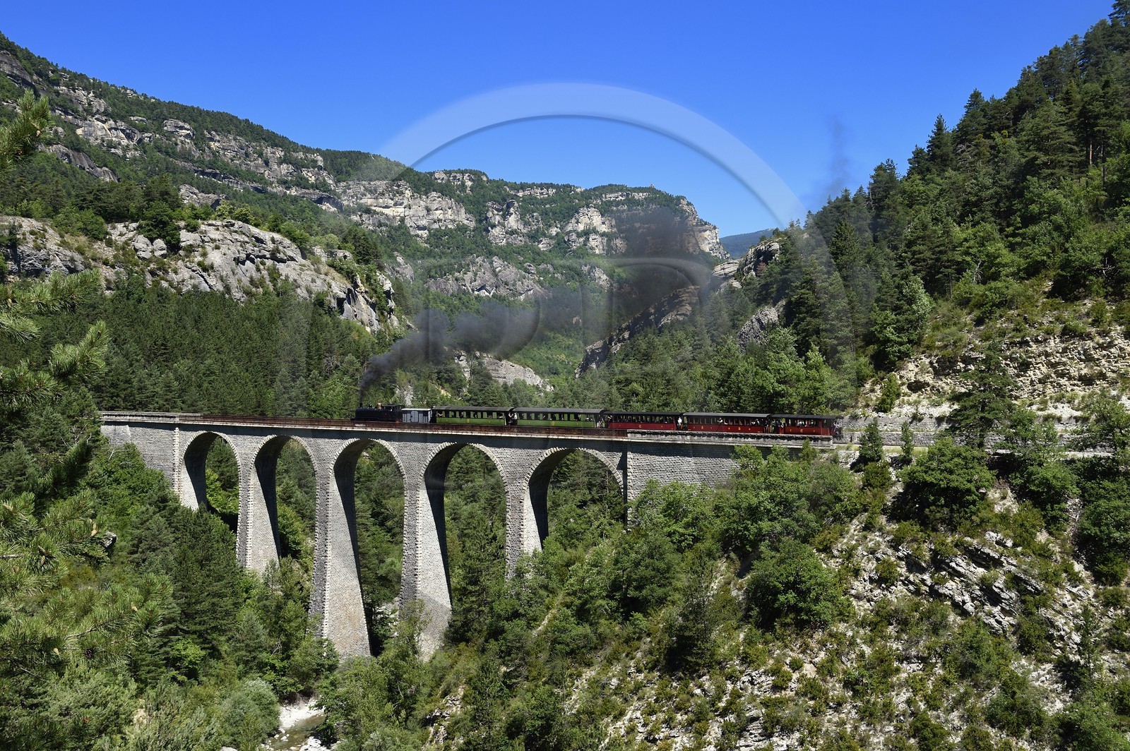France, Alpes-de-Haute-Provence (04), les scaffarels vers Annot, le Train des Pignes franchit le viaduc de la Donne au dessus du Coulon