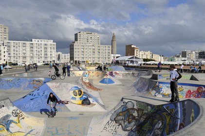 France, Seine-Maritime (76), Le Havre, Centre-ville reconstruit du Havre par Auguste Perret classé Patrimoine Mondial de l'UNESCO, le Skate park sur la plage, immeubles Perret de la Porte Océane et la Tour Lanterne de l'église Saint-Joseph en arrière plan