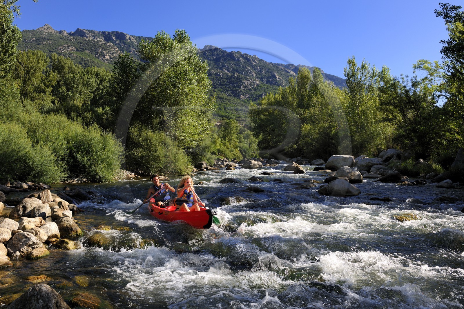 France, Hérault (34), vallée de l' Orb, descente en canoë-kayak de la rivière Orb au moulin de Travassac à Mons la Trivalle, le mont Caroux au fond