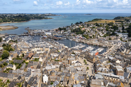 France, Cotes d'Armor, Paimpol, la vieille ville, le port et l'anse de Paimpol (vue aérienne)
