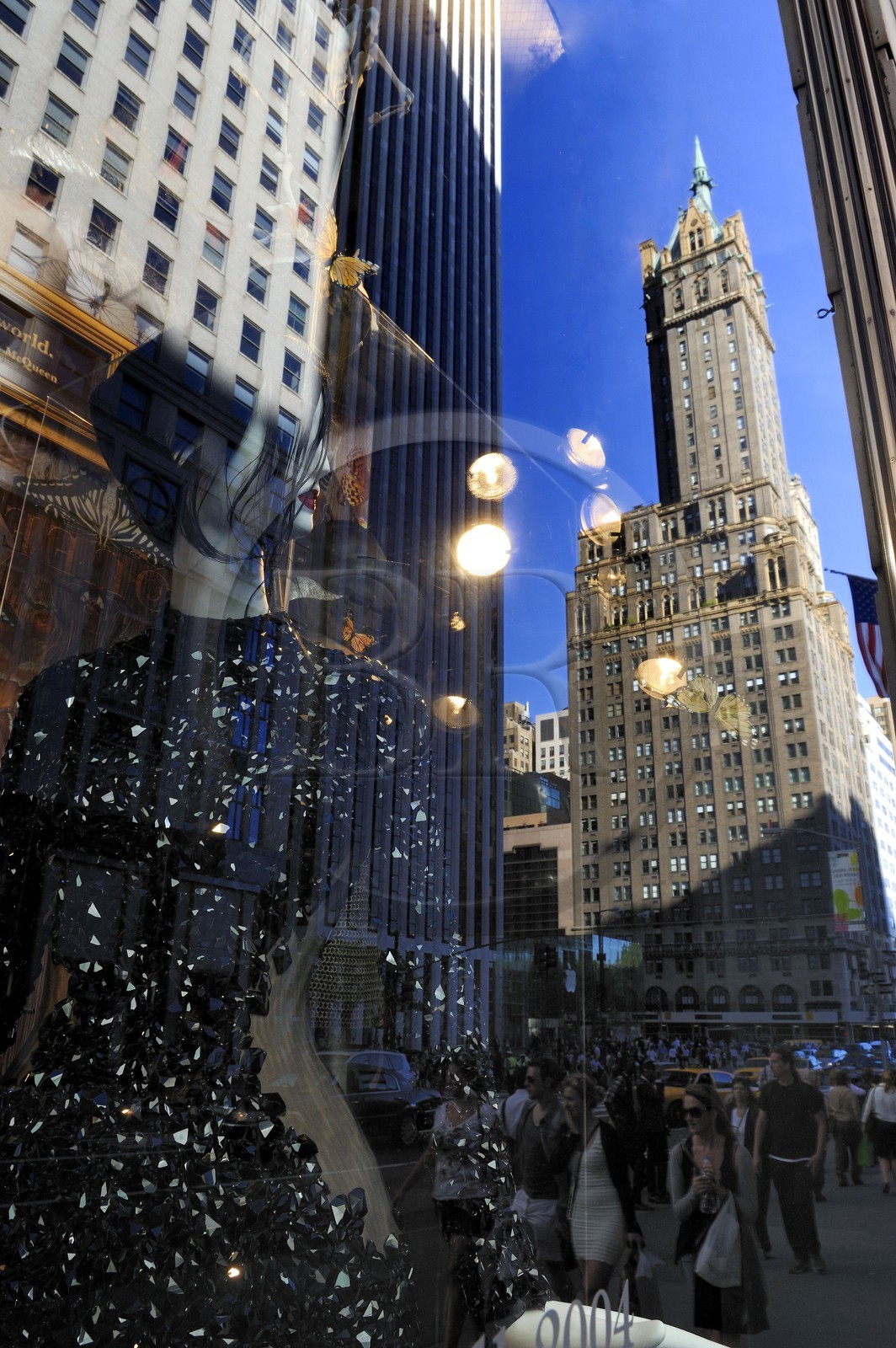 Etats-Unis, New York, Manhattan, reflet d'un gratte-ciel dans la vitrine dédiée à Alexander Mc Queen de la boutique Bergdorf Goodman sur la 5ème avenue