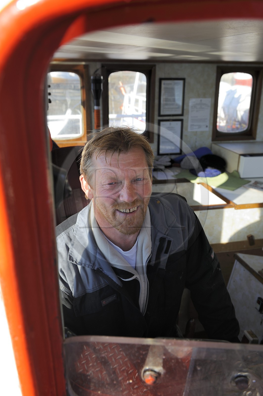 Norvège, Nordland, Îles Lofoten, départ du bateau pour la pêche, pêcheur