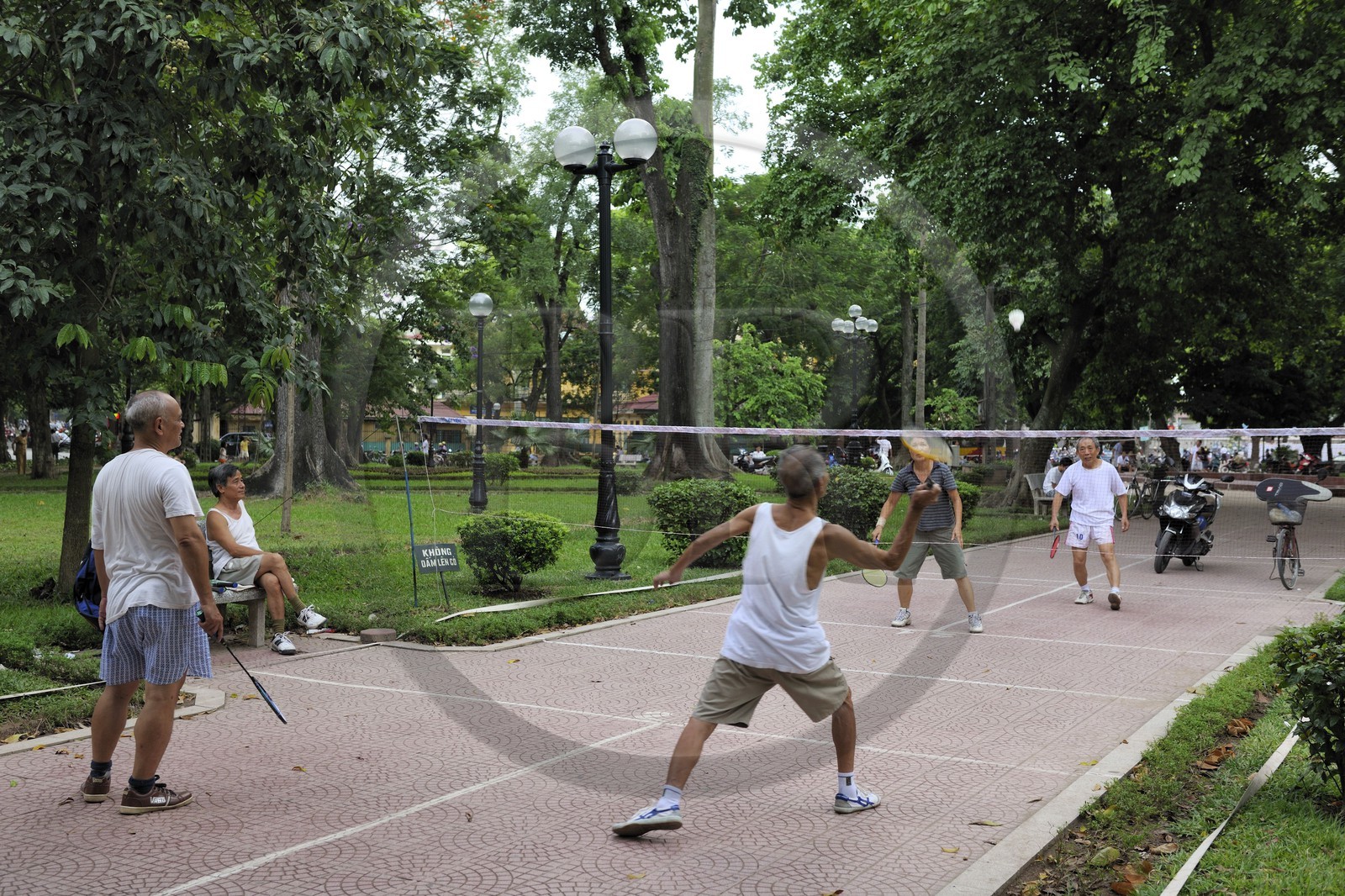 Vietnam, Hanoï, quartier de Hung Vuong, jeu de badmington près du Palais Présidentiel